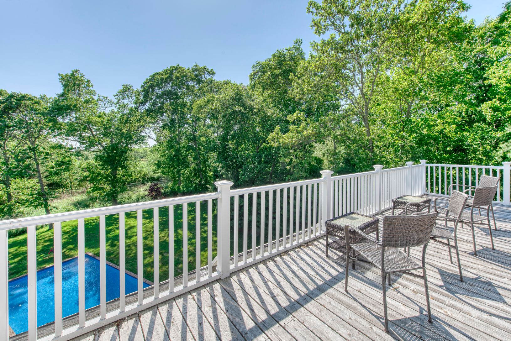  deck overlooking back yard