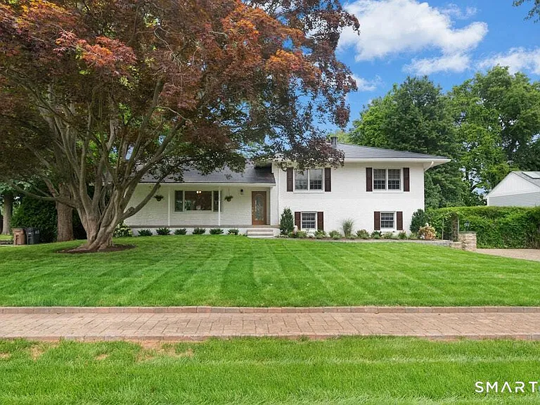 34 Davenport Dr — Photo 1