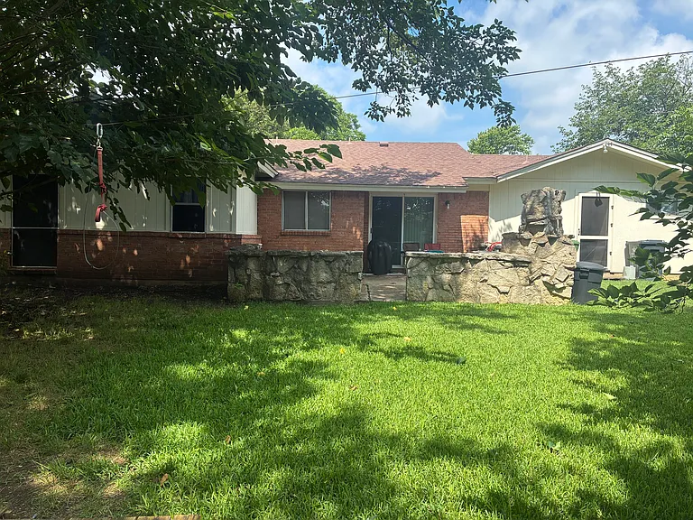 1601 Debra Dr — Photo 2
