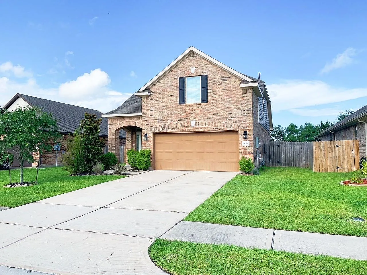 4 bed, 2.5 bath, 2240 sqft, $2,300 — Photo 2