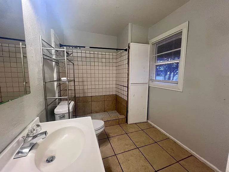 515 SW 6th St — Photo 7