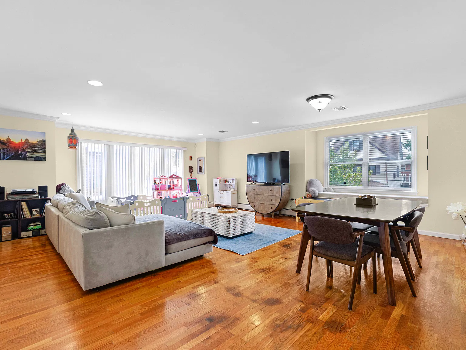 3 bed, 1844 sqft, $3,950 — Photo 2