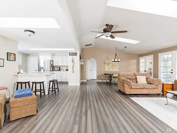 2nd image of 9515 Alexander Dr NE
