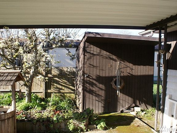4th image of 204 2nd St NE