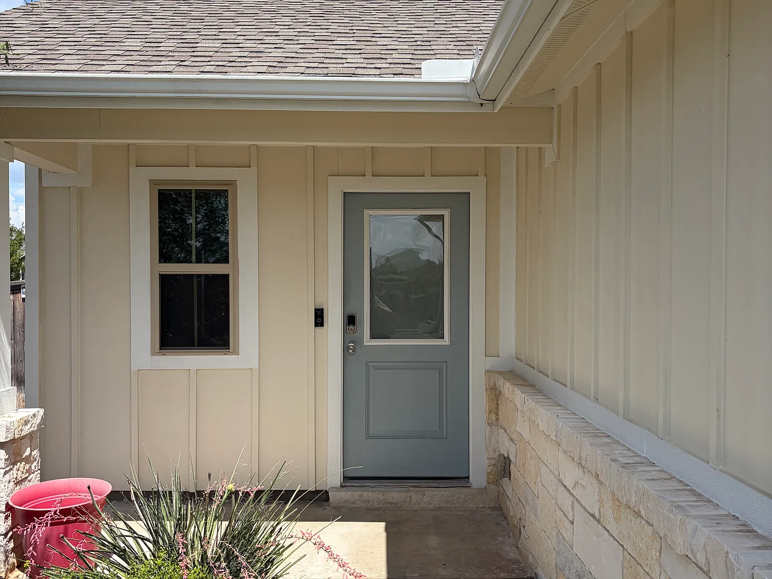 3 bed, 1290 sqft, $2,100 — Photo 2