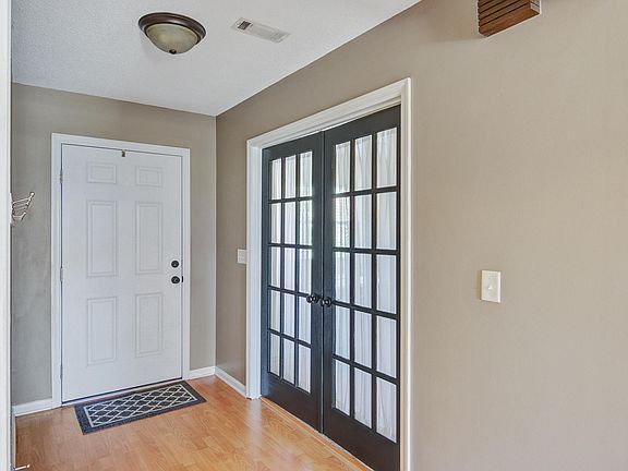 5th image of 400 Woodbridge Dr