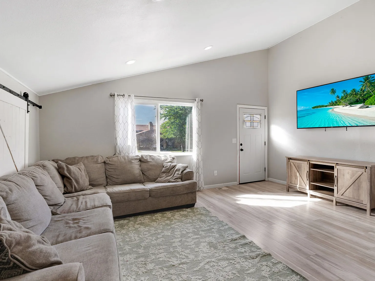 4 bed, 1324 sqft, $2,300 — Photo 4