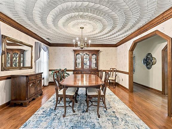 3rd image of 1021 Grantham Ln