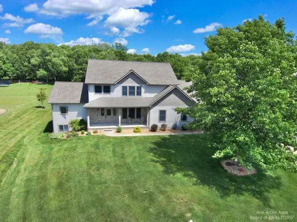 834 Pinecrest Dr, Dexter, MI 48130