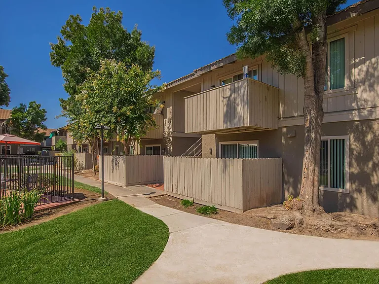 Vantage Pointe West — Photo 13
