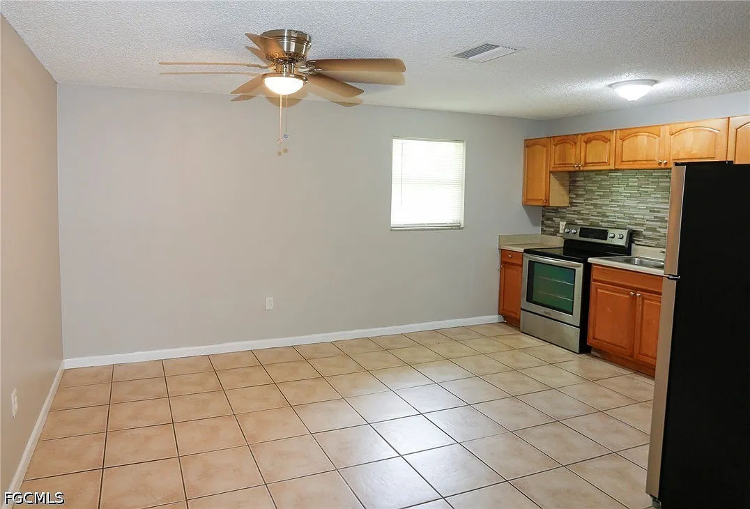 2 bed, 1.0 bath, 920 sqft, $1,100 — Photo 2