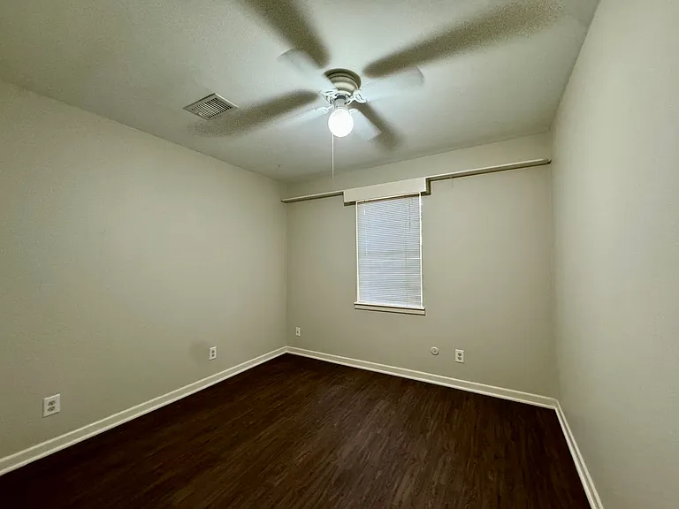 604 Enfield Dr — Photo 9