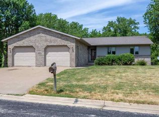 8097 Kalb Ridge St, Peosta, IA 52068