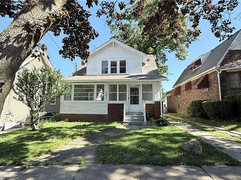 721 Polk Ave — Photo 2