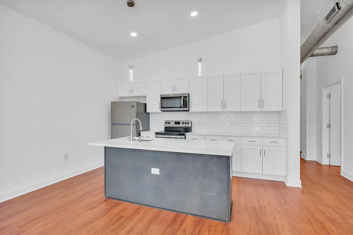 2 bed, 850 sqft, $2,300 — Photo 1