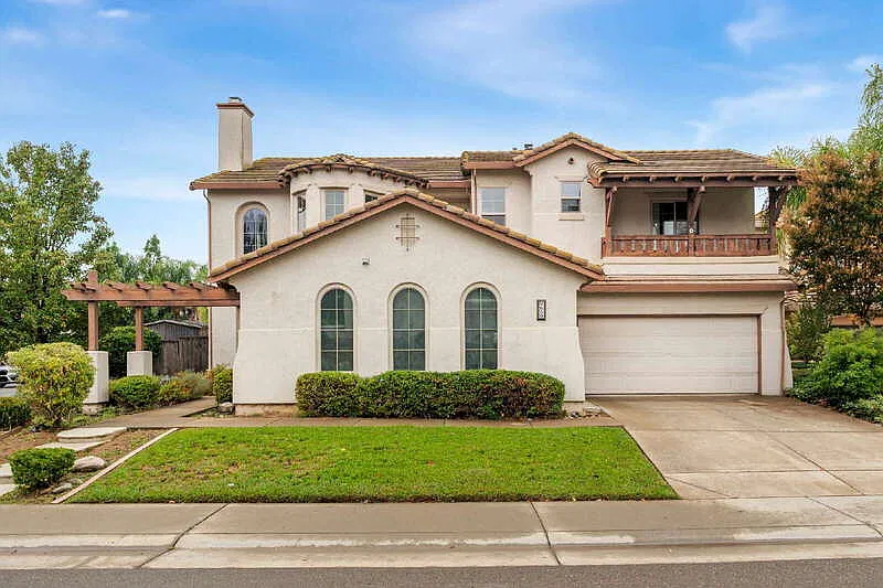 5 bed, 5.0 bath, 4572 sqft, $5,245 — Photo 2