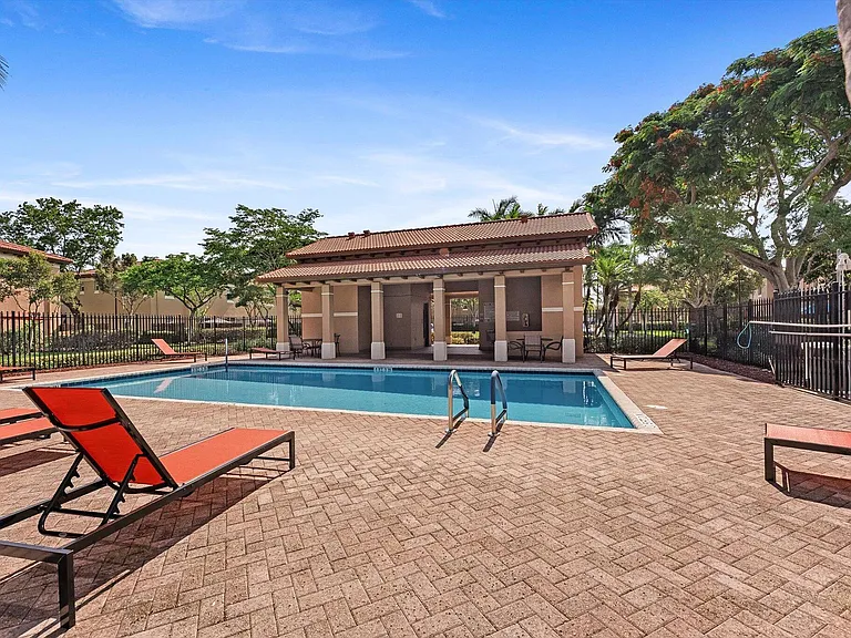 6884 Julia Gardens Dr — Photo 35