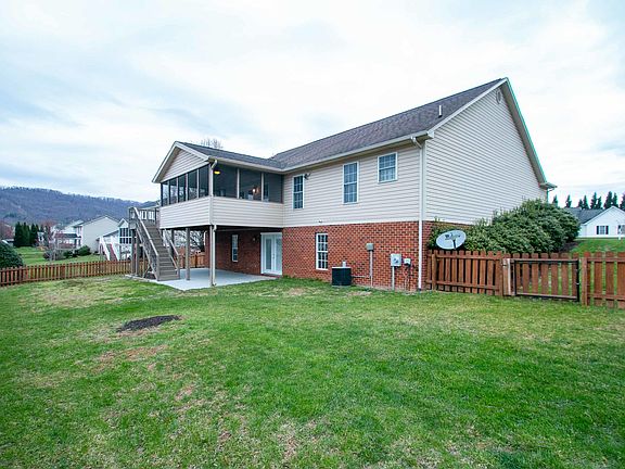3rd image of 409 Brookfield Ln