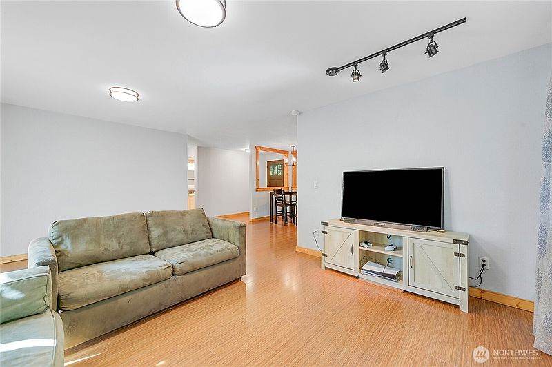 5th image of 40 Candace Road