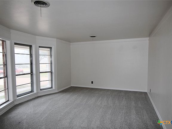 3rd image of 3017 Oaklawn Dr