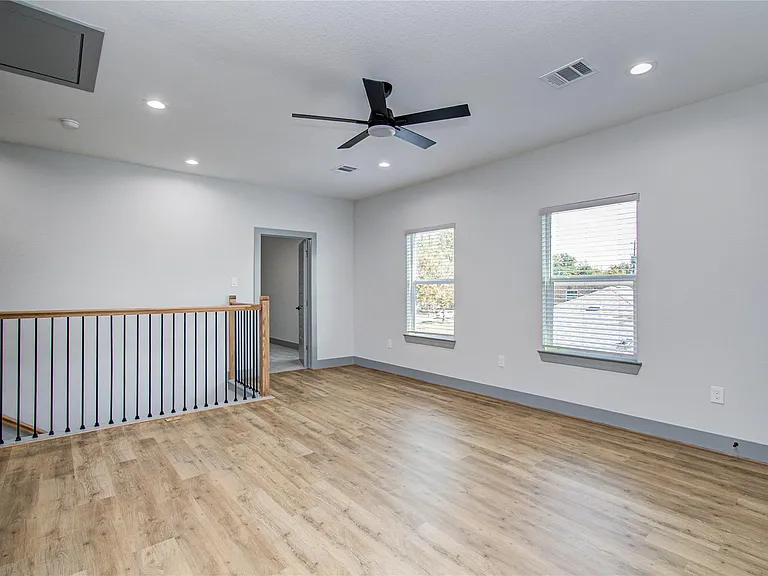 835 S Victory Dr — Photo 32