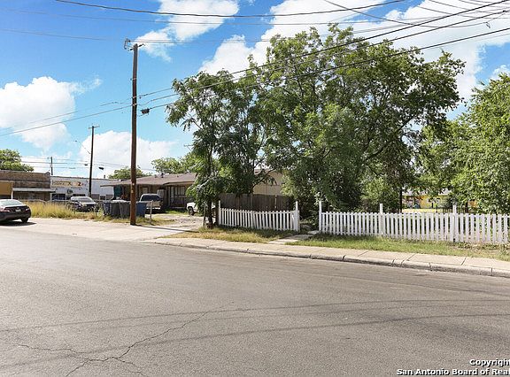 5th image of 802 N New Braunfels Ave
