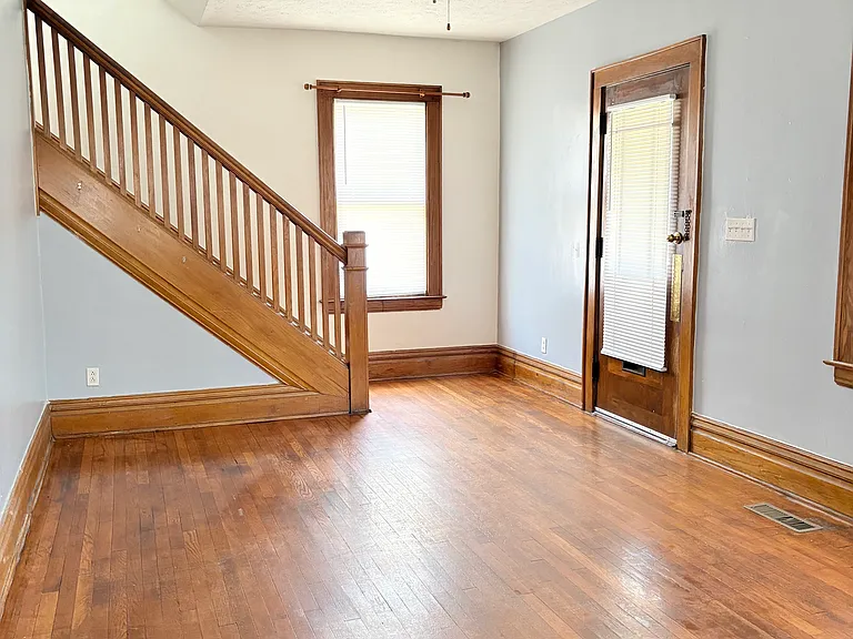2405 Vaughan Ave — Photo 4