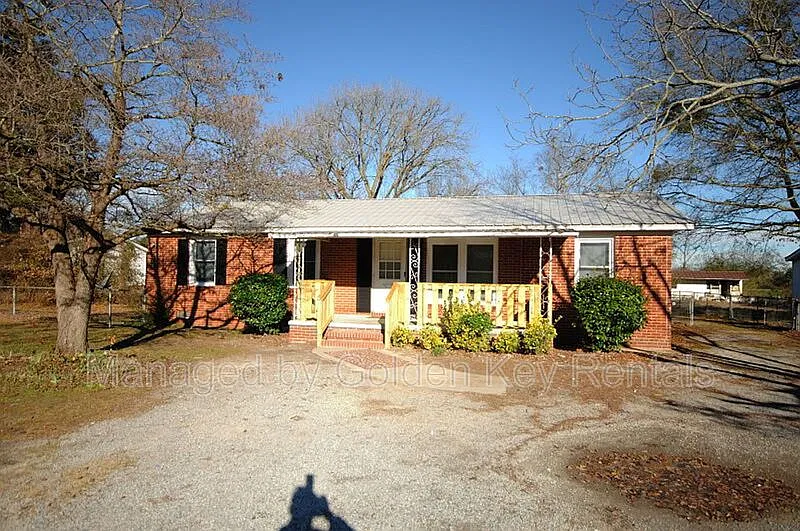 3 bed, 2.0 bath, 1300 sqft, $1,300 — Photo 1