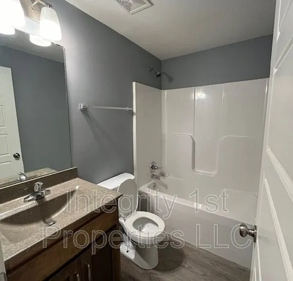 6323 NE 44th St — Photo 7
