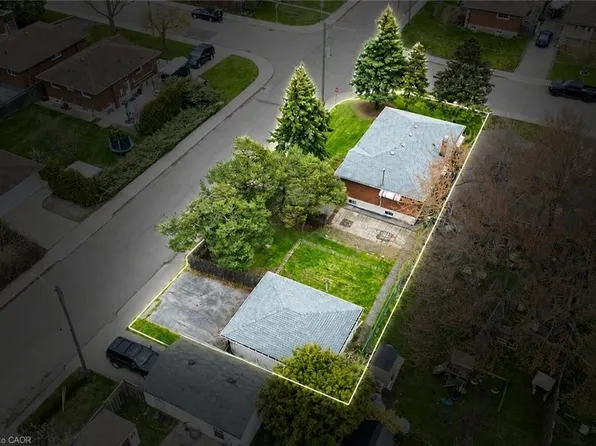 14 Callie Rd, Hamilton, ON L9A 1Z4