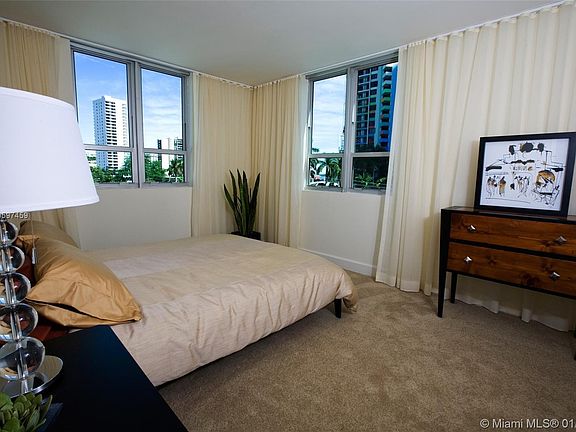 3rd image of 1550 Brickell Ave #40