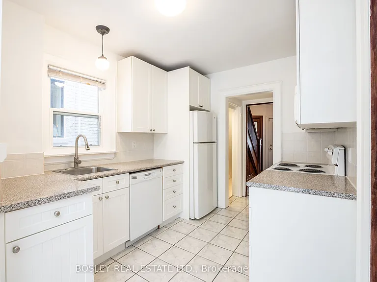 88 Manor Rd E — Photo 11