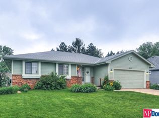 9121 Valley View Dr, La Vista, NE 68128