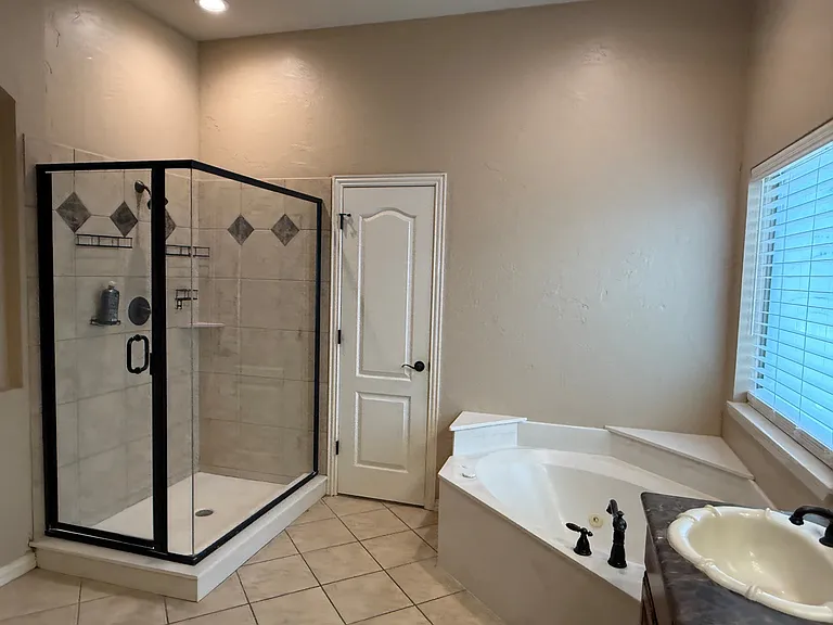 2207 Canterbury Dr — Photo 22