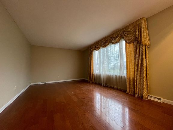 4th image of 25030 Penshurst Dr