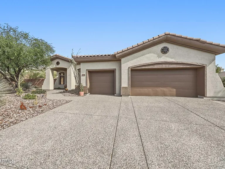 2129 W Legends Way — Photo 3