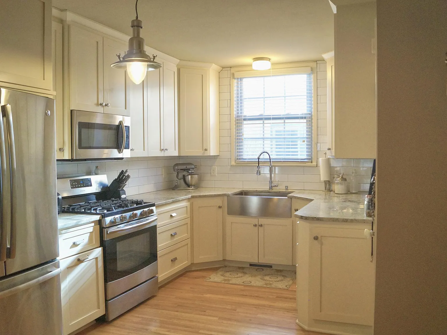 4 bed, 2515 sqft, $3,800 — Photo 2