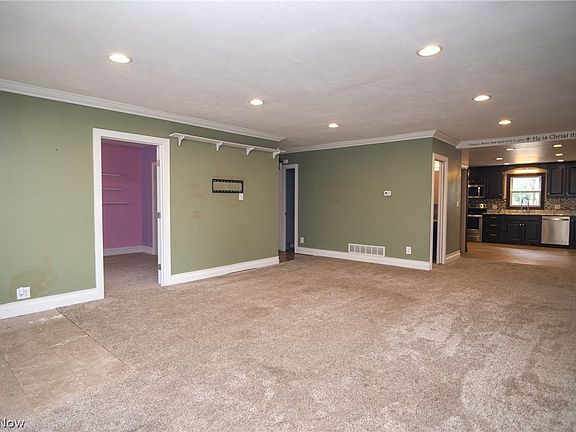 4th image of 107 Broad St