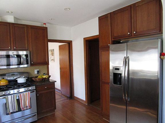 4th image of 900 N Grove Ave