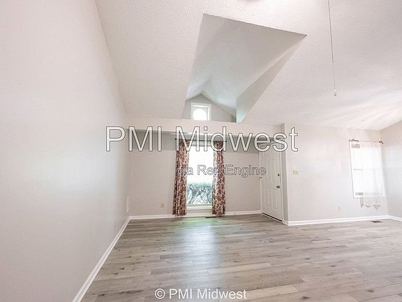 3rd image of 100 E King St