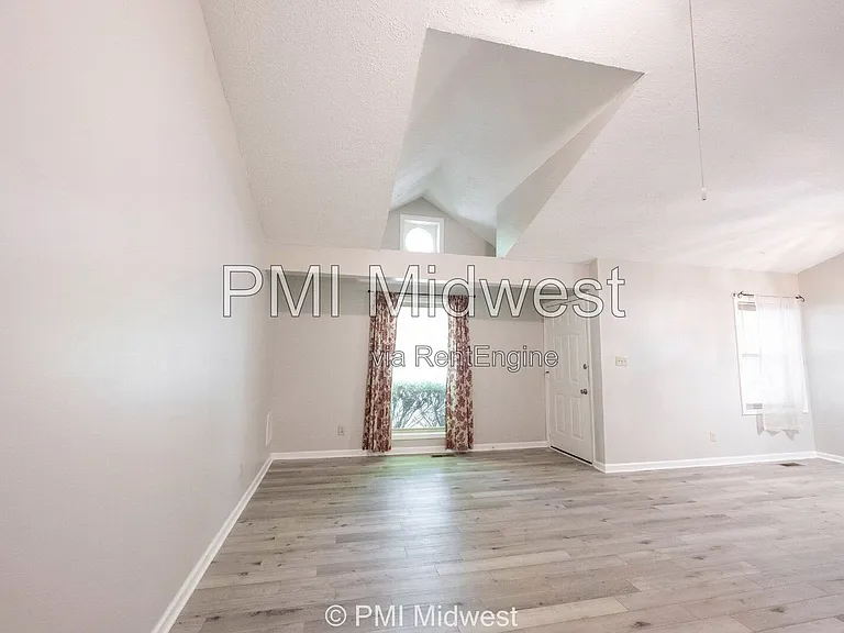 100 E King St — Photo 3