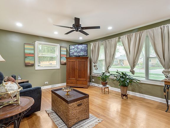 5th image of 11226 Mandel Ave