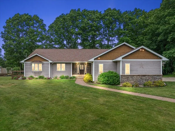 805 W Moore Rd, Grant, MI 49327