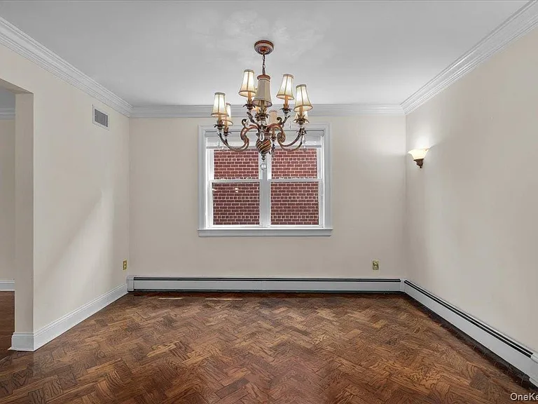 1184 Rhinelander Ave — Photo 1