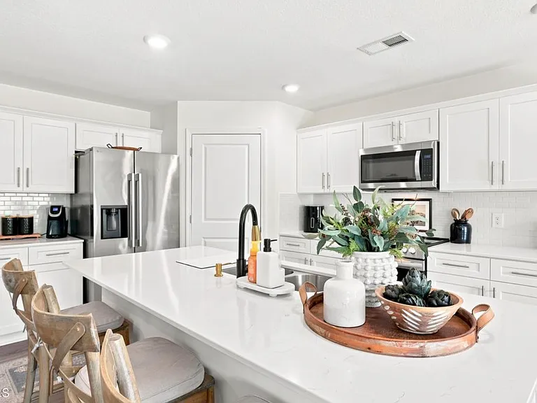 1041 Persimmon Ln — Photo 7