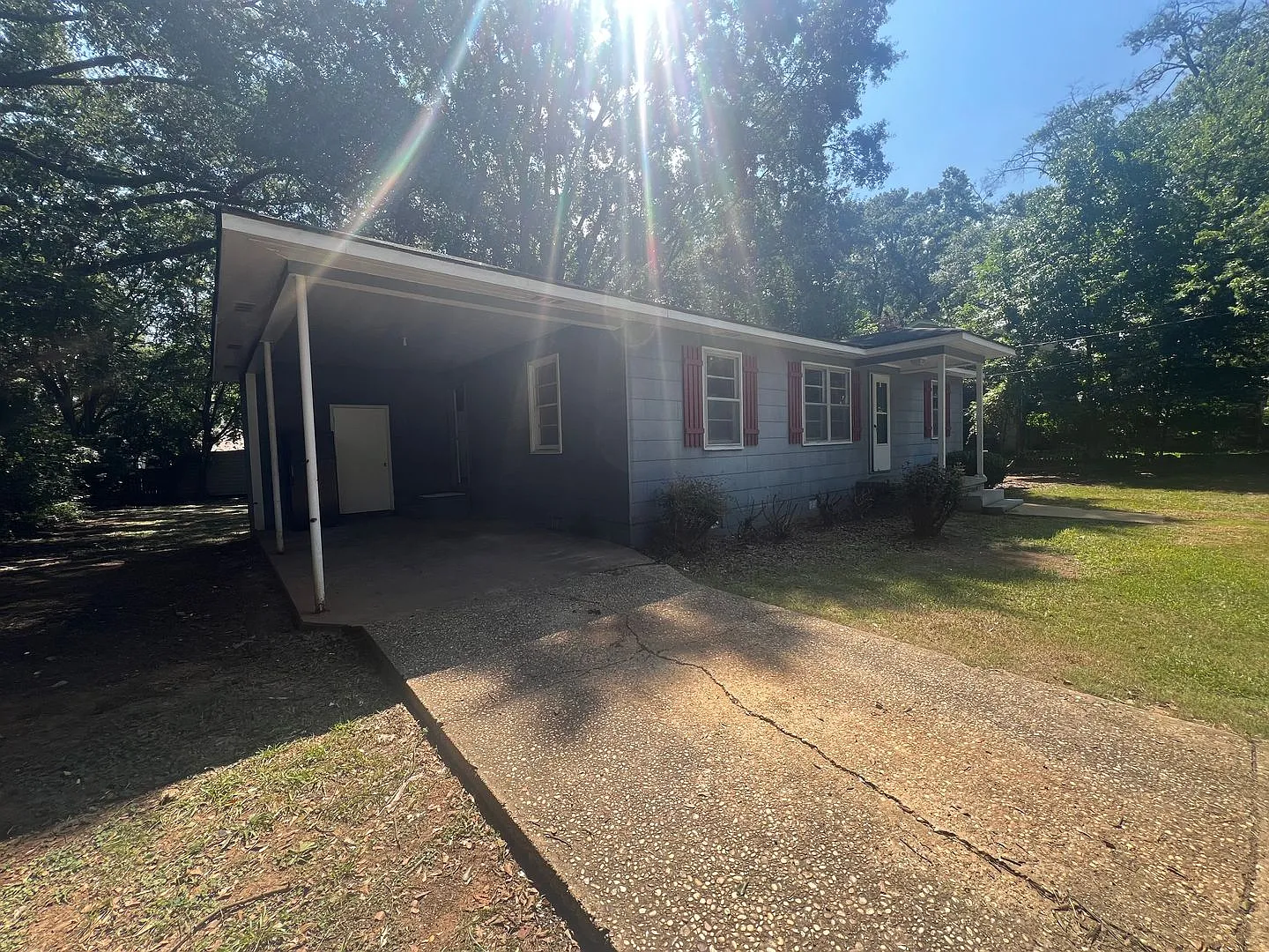 3 bedroom 1 bathroom single level home — Photo 2