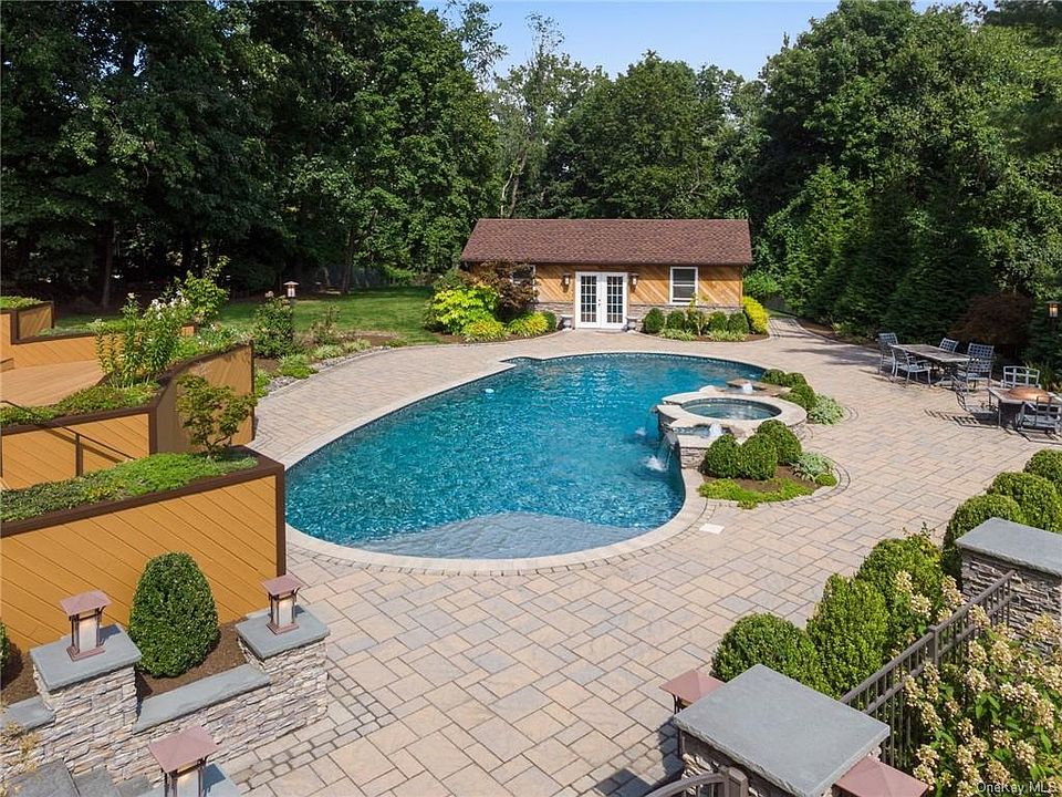 1st image of 16 Quail Hollow Ln