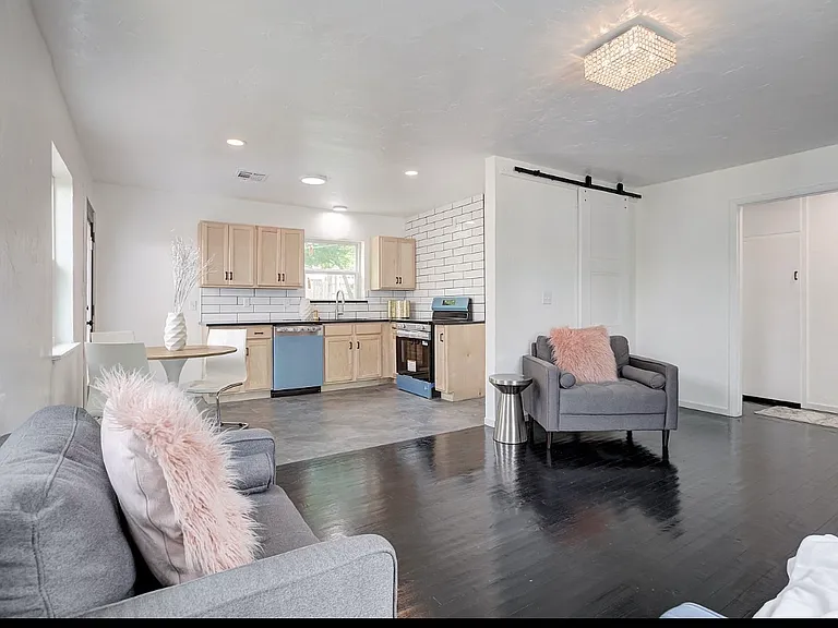 3041 W Eubanks St — Photo 3