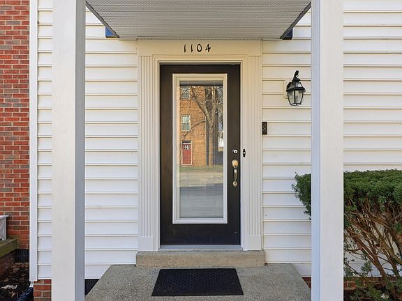 3rd image of 1104 Ashford Ln