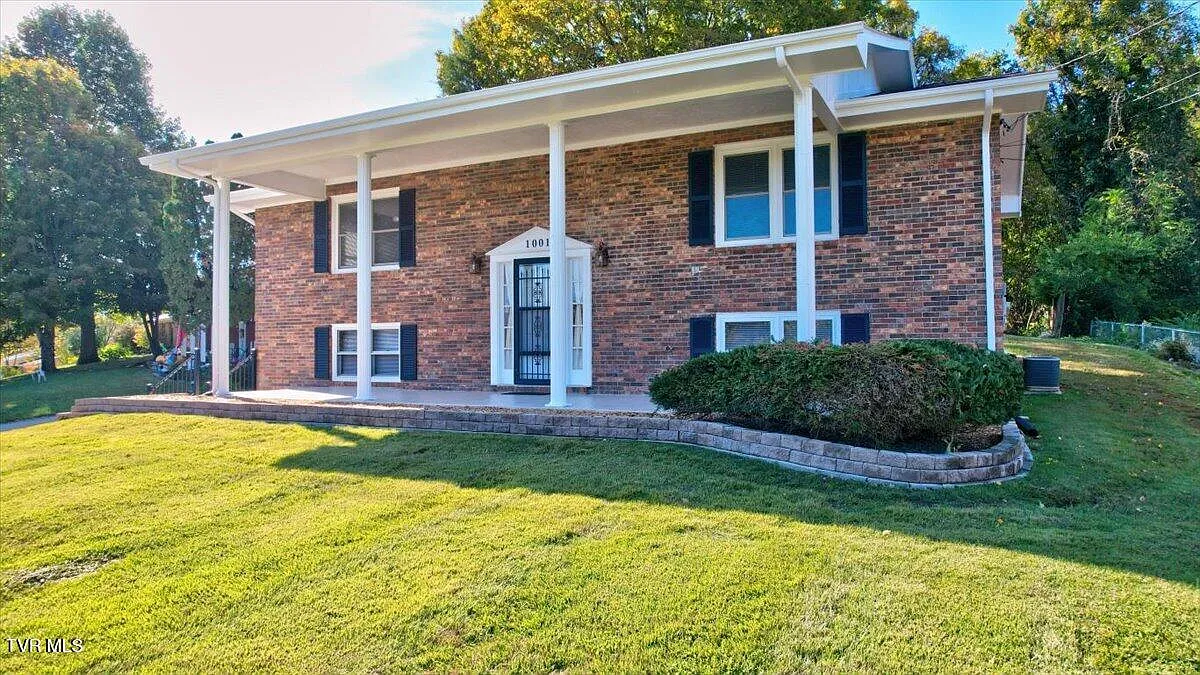 3 bed, 2592 sqft, $2,500 — Photo 2